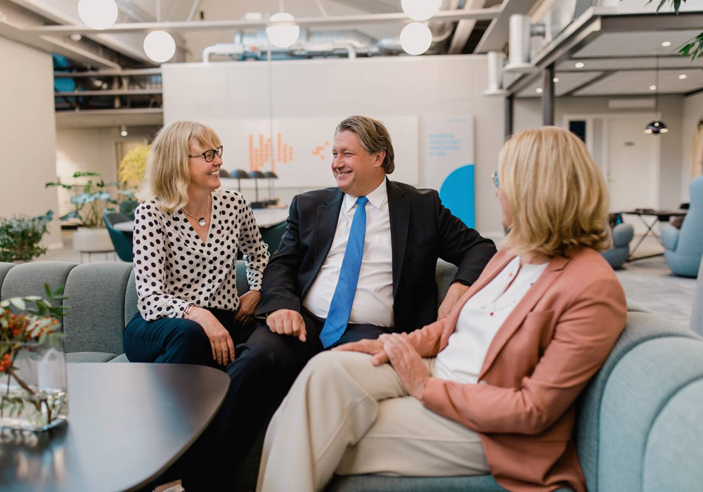 Lena Båvegård, Anders Lindqvist and Charlott Samuelsson having a chat in the Täby office