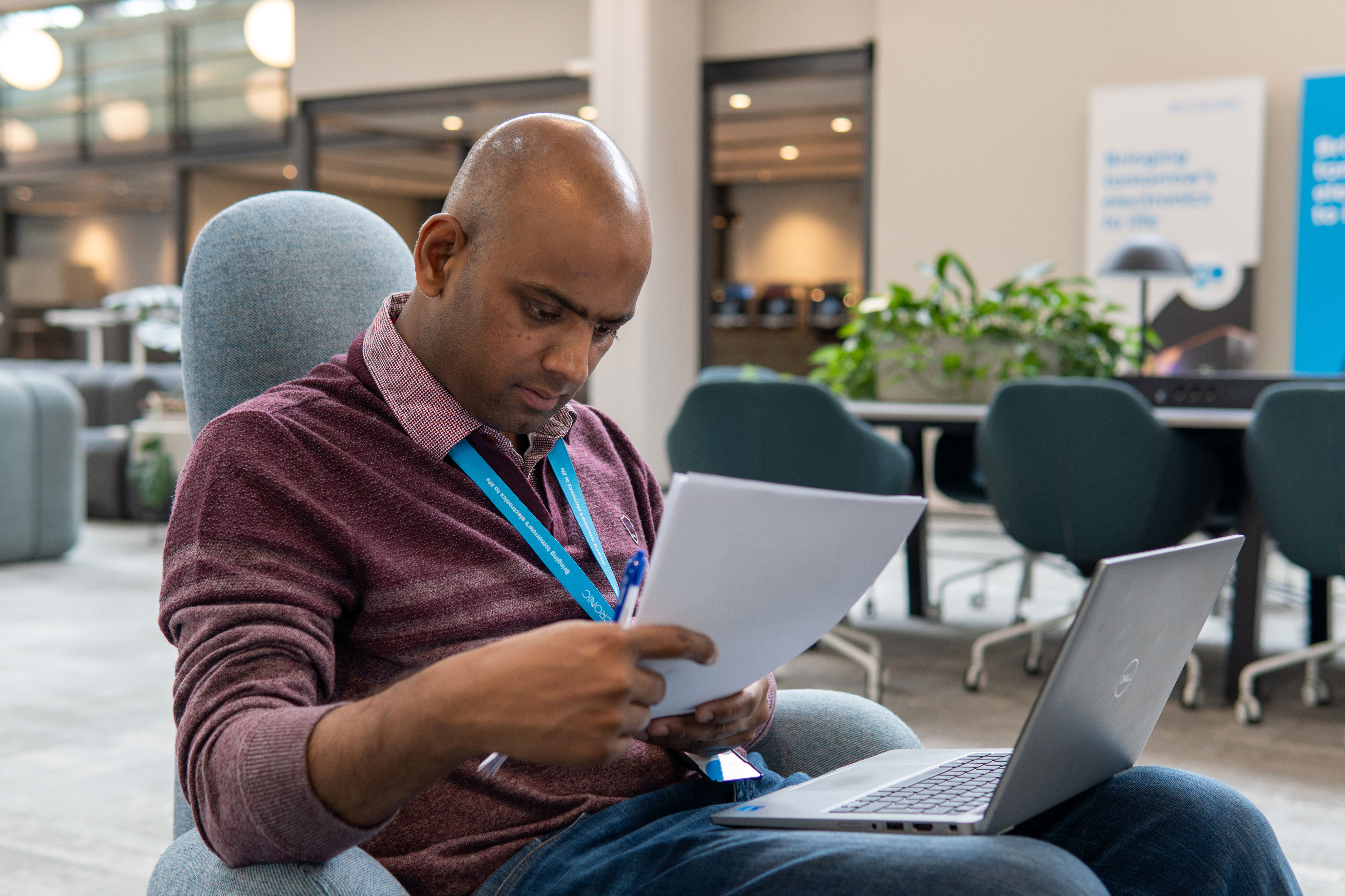 Asrar working with his research at Mycronic, spring 2024