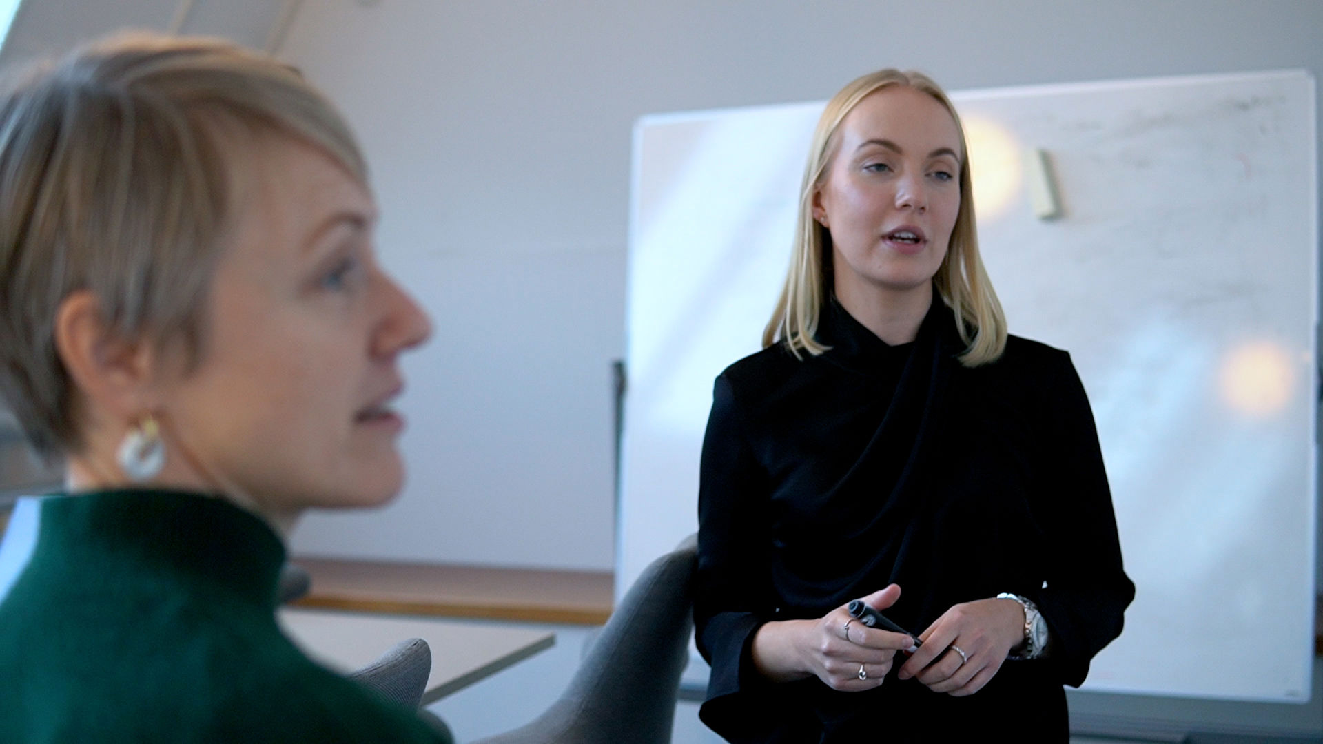 Kristina Svanteson and Sara Mårtenson in a meeting about sustainbility